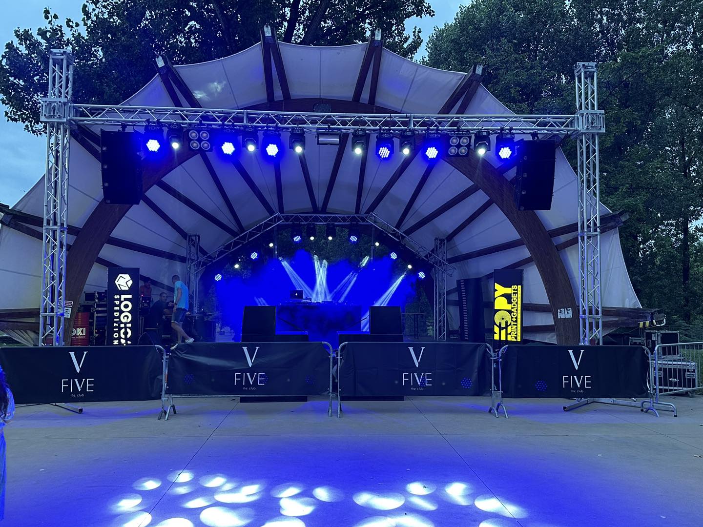 Evento outdoor — palco e luci