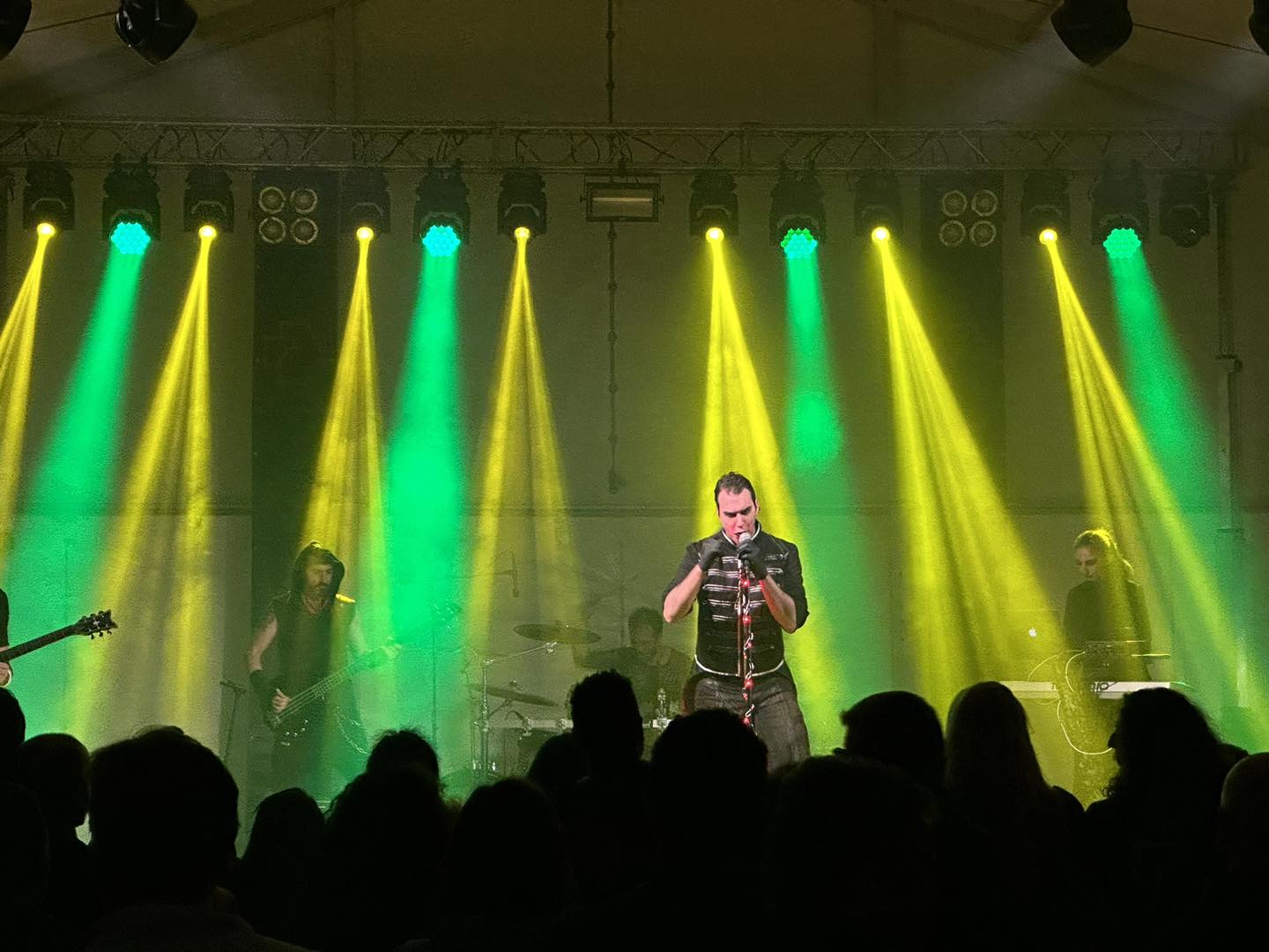 Concerto indoor — band e luci