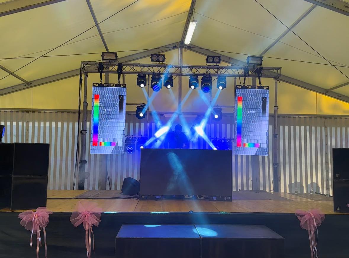 Postazione DJ: lED wall verticali e fari mobili
