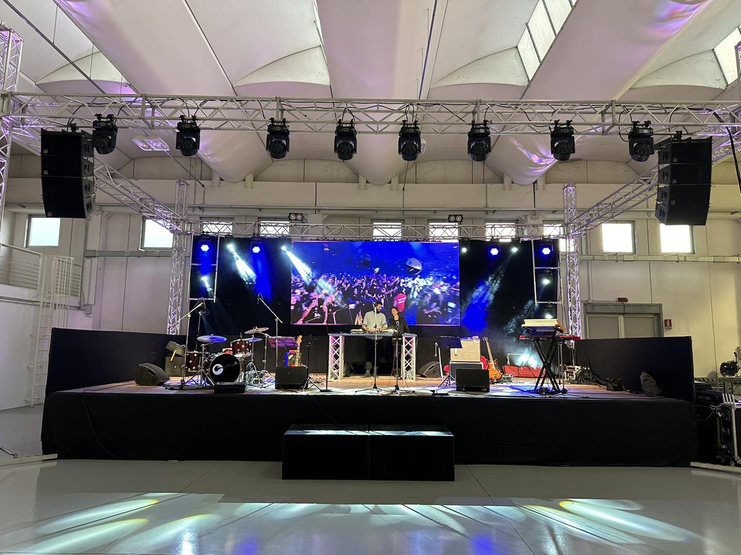 Palco per band e DJ: lED wall e luci in padiglione