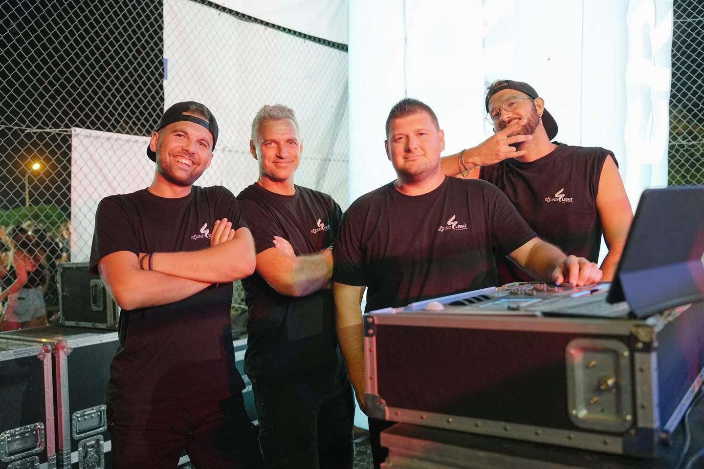 Tecnici di Sound & Light accanto al banco luci, dietro il palco