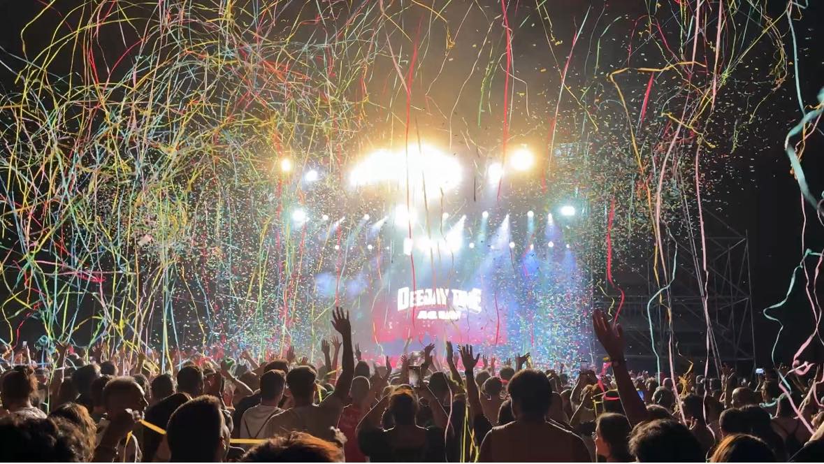 Concerto all’aperto: coriandoli e stelle filanti sul pubblico